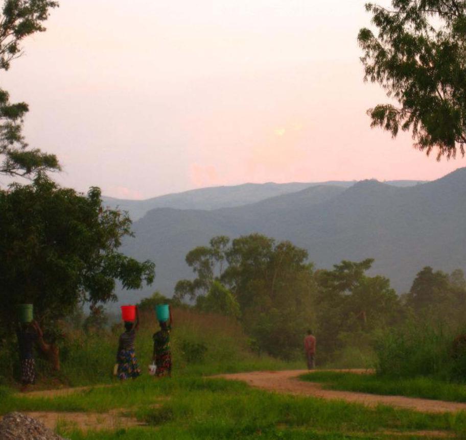 非洲风景，女人在散步